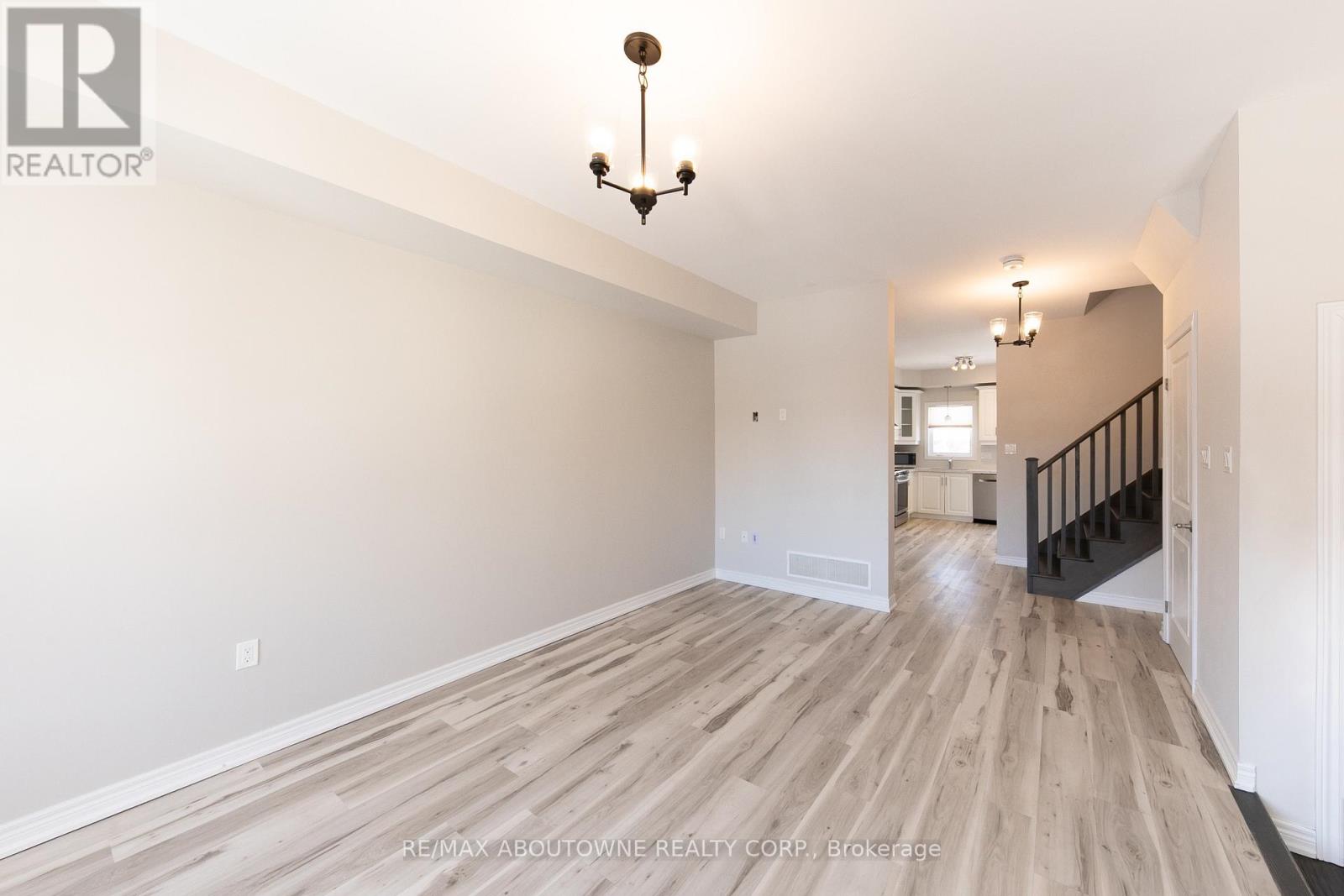 15 Barley Lane, Hamilton, Ontario  L9K 0K1 - Photo 4 - X12789060