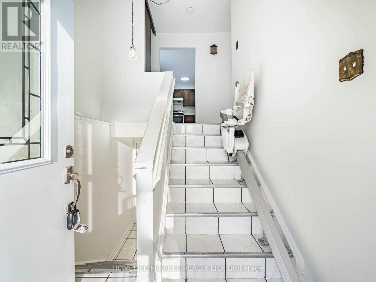 209 Apache Trail, Toronto, Ontario  M2H 2J3 - Photo 3 - C12789082