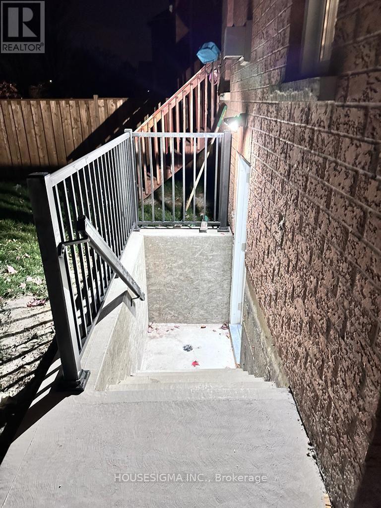 7260 Milano Court, Mississauga, Ontario  L5W 0A2 - Photo 15 - W12789114