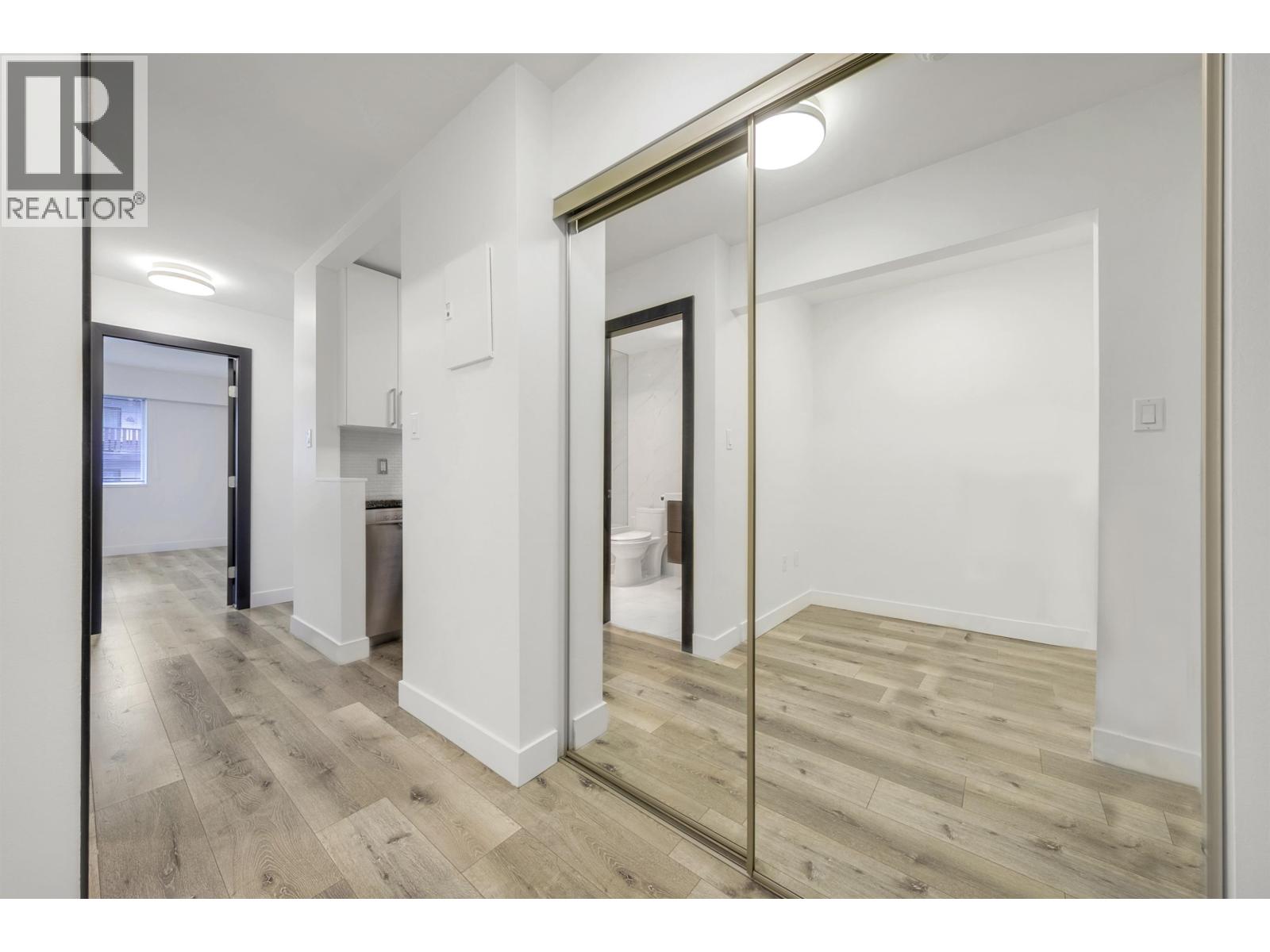 302 170 E 3rd Street, North Vancouver, British Columbia  V7L 1E6 - Photo 3 - R3089838