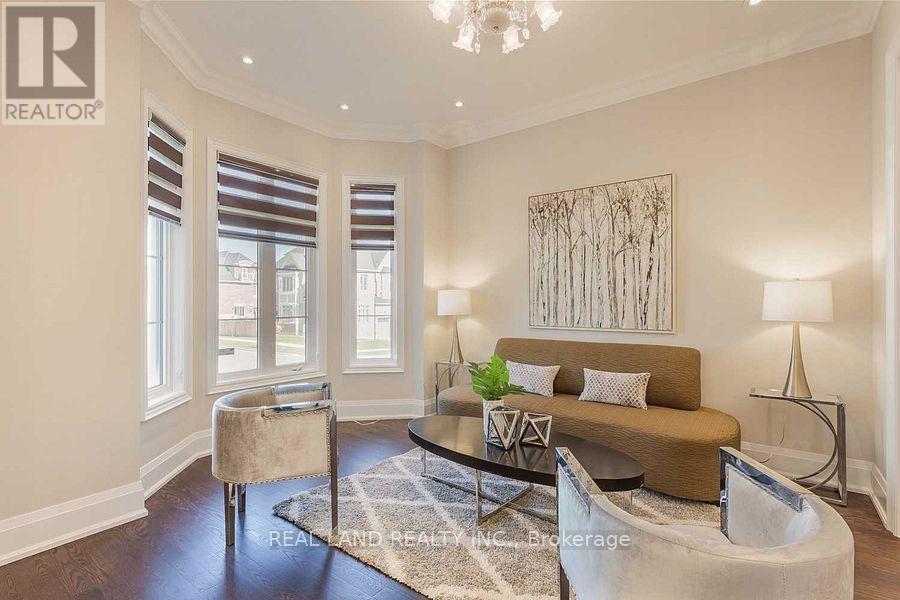 3 Love Court, Richmond Hill, Ontario  L4B 0G2 - Photo 4 - N12789174