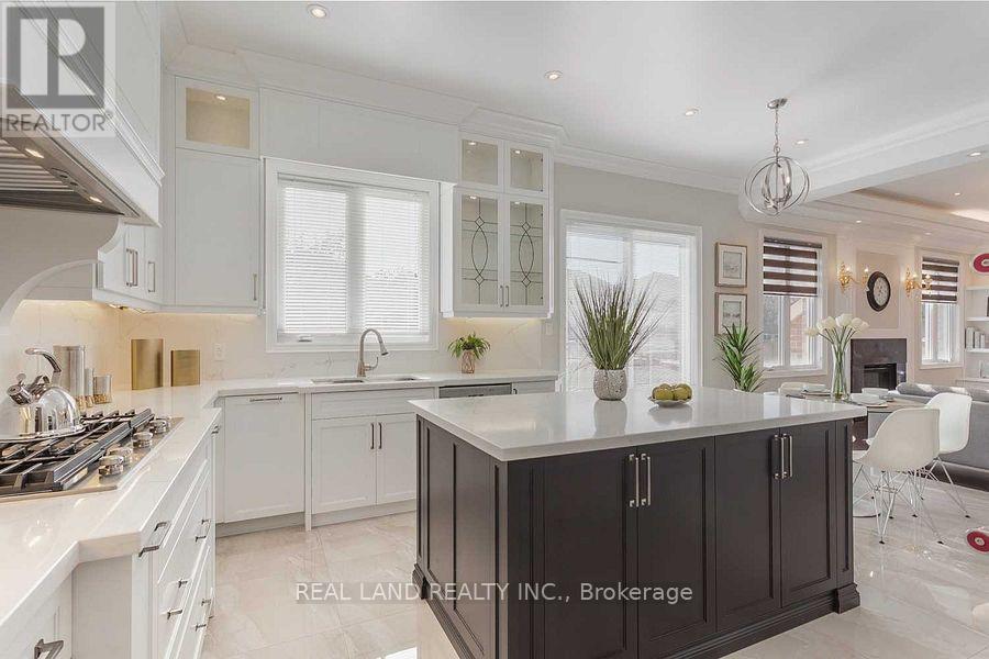 3 Love Court, Richmond Hill, Ontario  L4B 0G2 - Photo 5 - N12789174