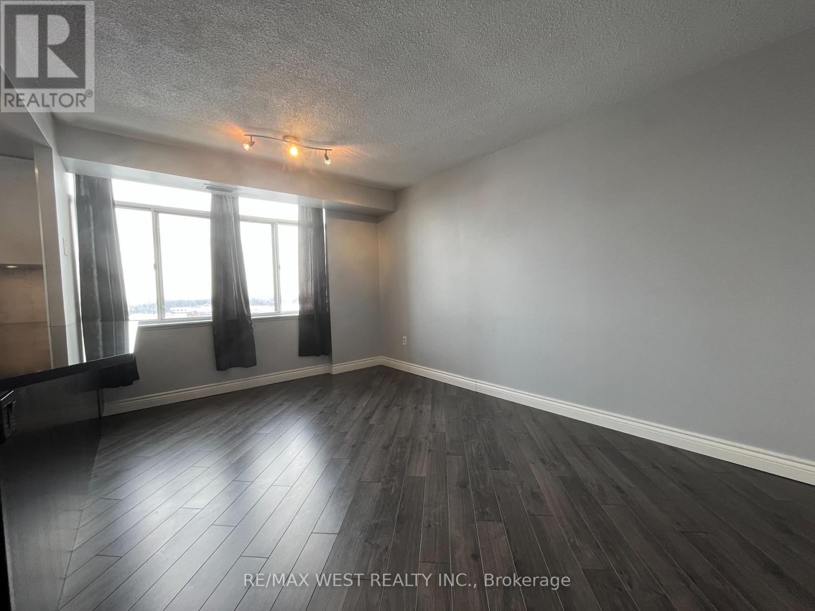 1007 - 300 Webb Drive, Mississauga, Ontario  L5B 3W3 - Photo 5 - W12789204