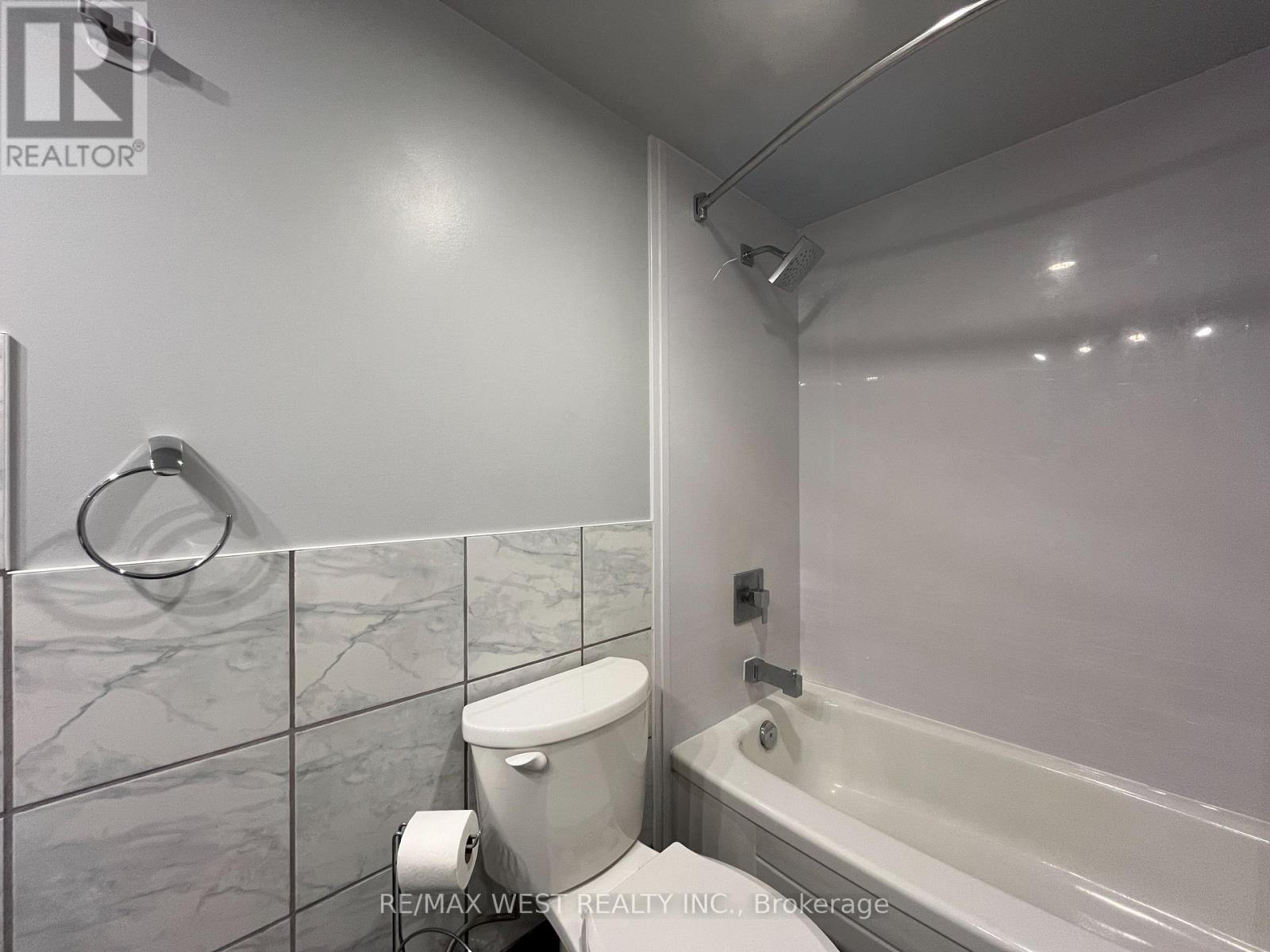 1007 - 300 Webb Drive, Mississauga, Ontario  L5B 3W3 - Photo 9 - W12789204