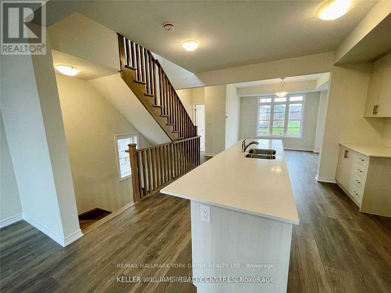 586 Murrell Boulevard, East Gwillimbury, Ontario  L9N 0L6 - Photo 3 - N12789222