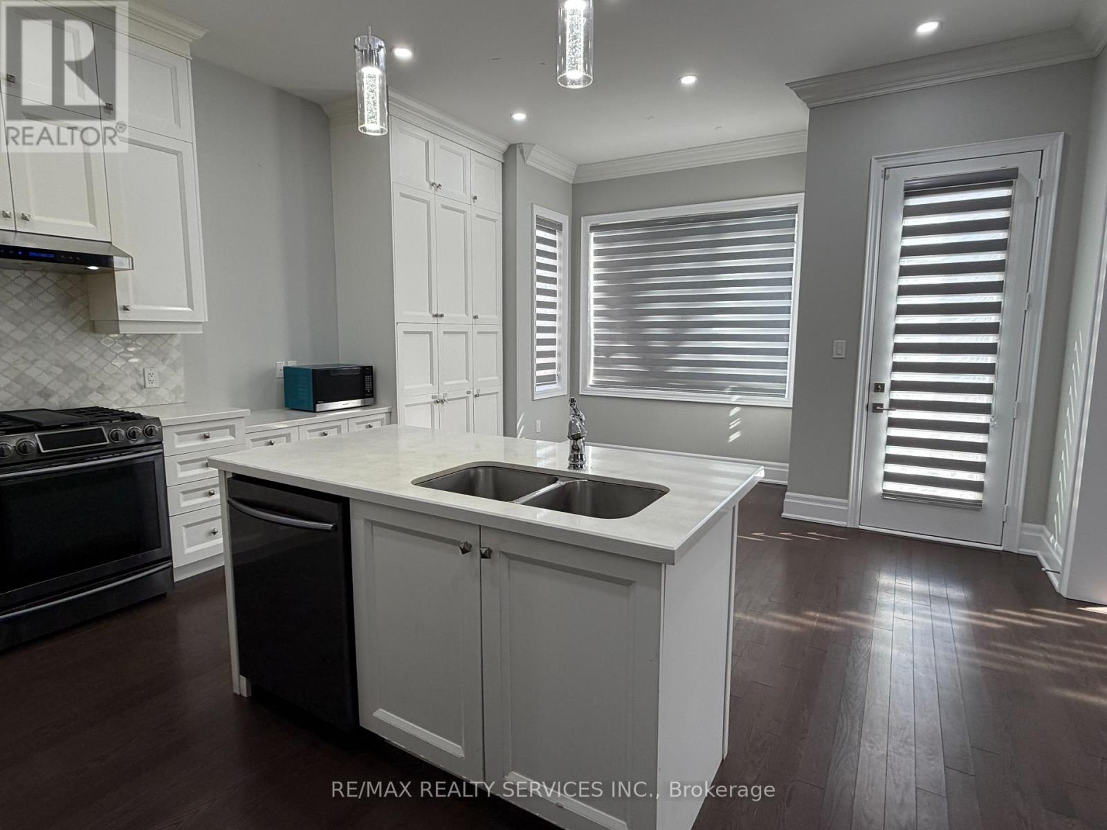 Upper Portion - 4 Lyle Way, Brampton, Ontario  L6X 5P8 - Photo 12 - W12789248