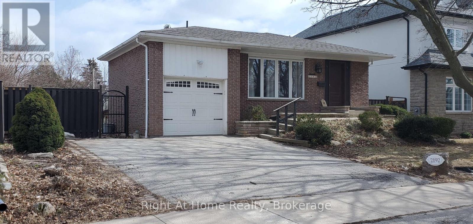 2192 Bridge Road, Oakville, Ontario  L6L 2G3 - Photo 2 - W12789284