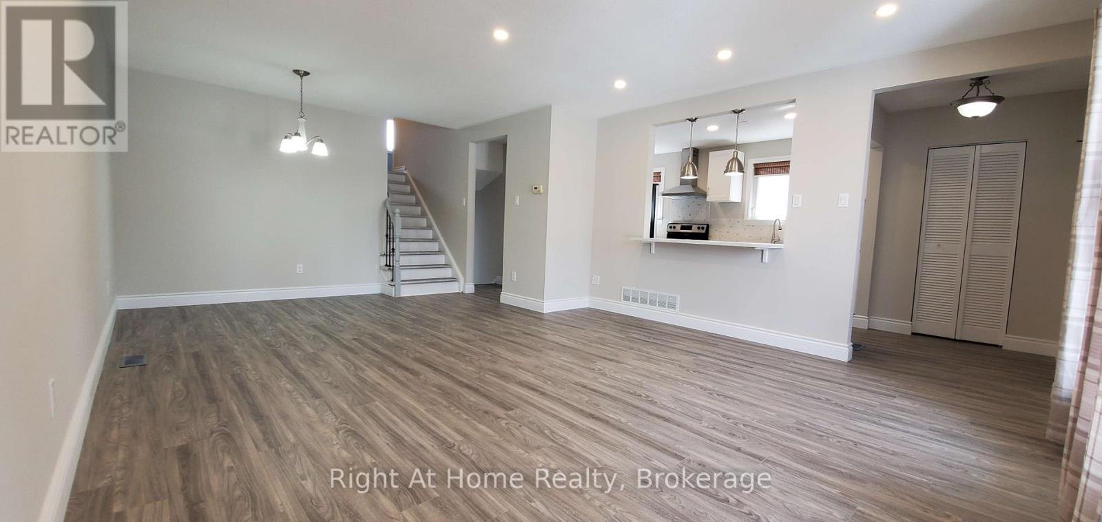 2192 Bridge Road, Oakville, Ontario  L6L 2G3 - Photo 4 - W12789284