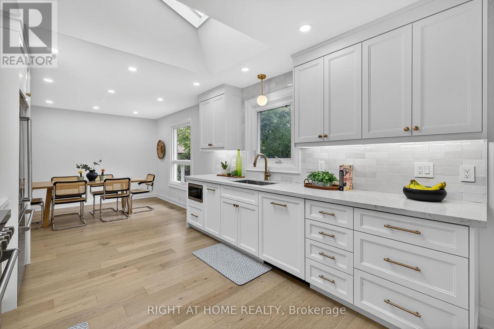 16 Mayvern Crescent, Richmond Hill, Ontario  L4C 5J4 - Photo 12 - N12789278