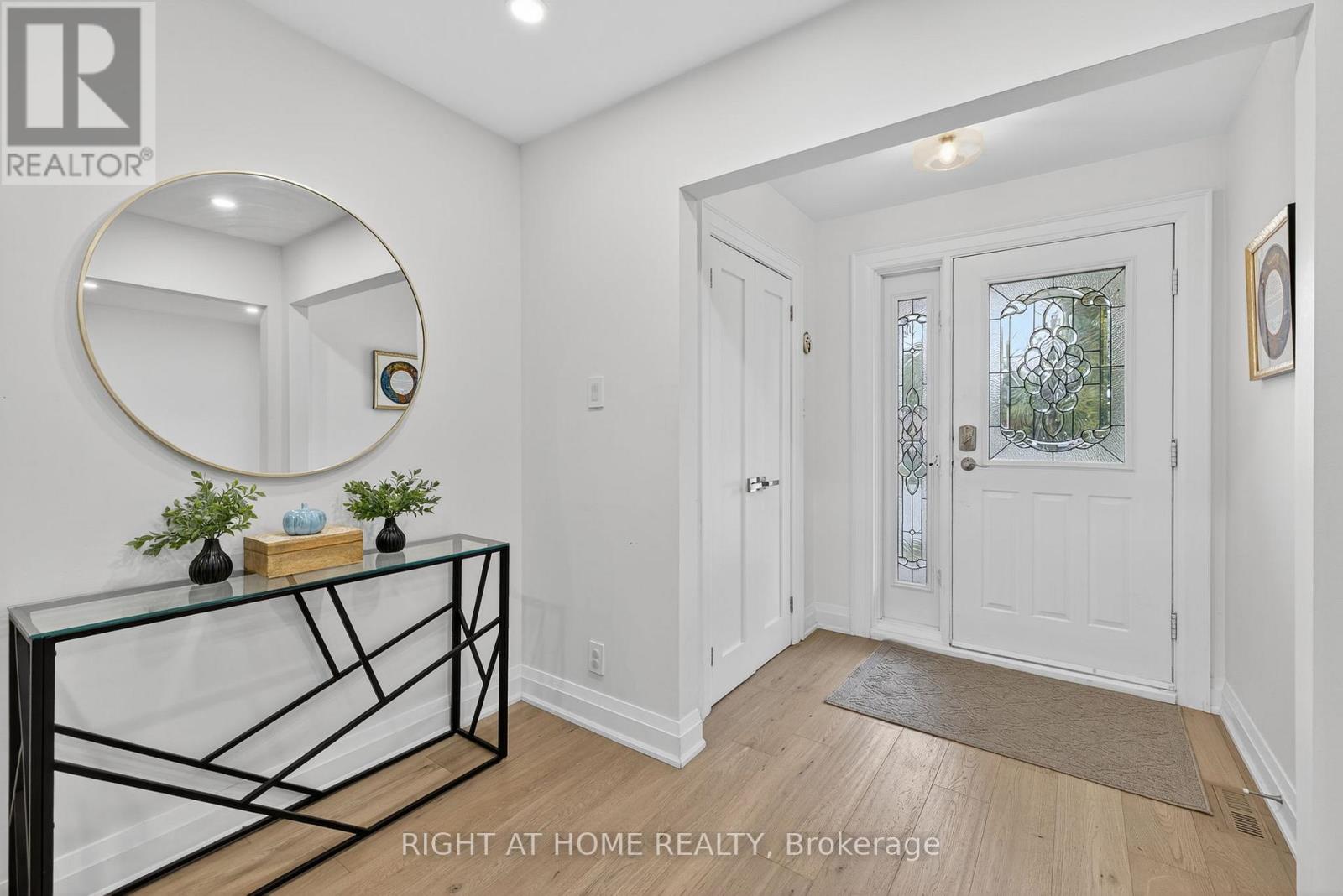 16 Mayvern Crescent, Richmond Hill, Ontario  L4C 5J4 - Photo 3 - N12789278