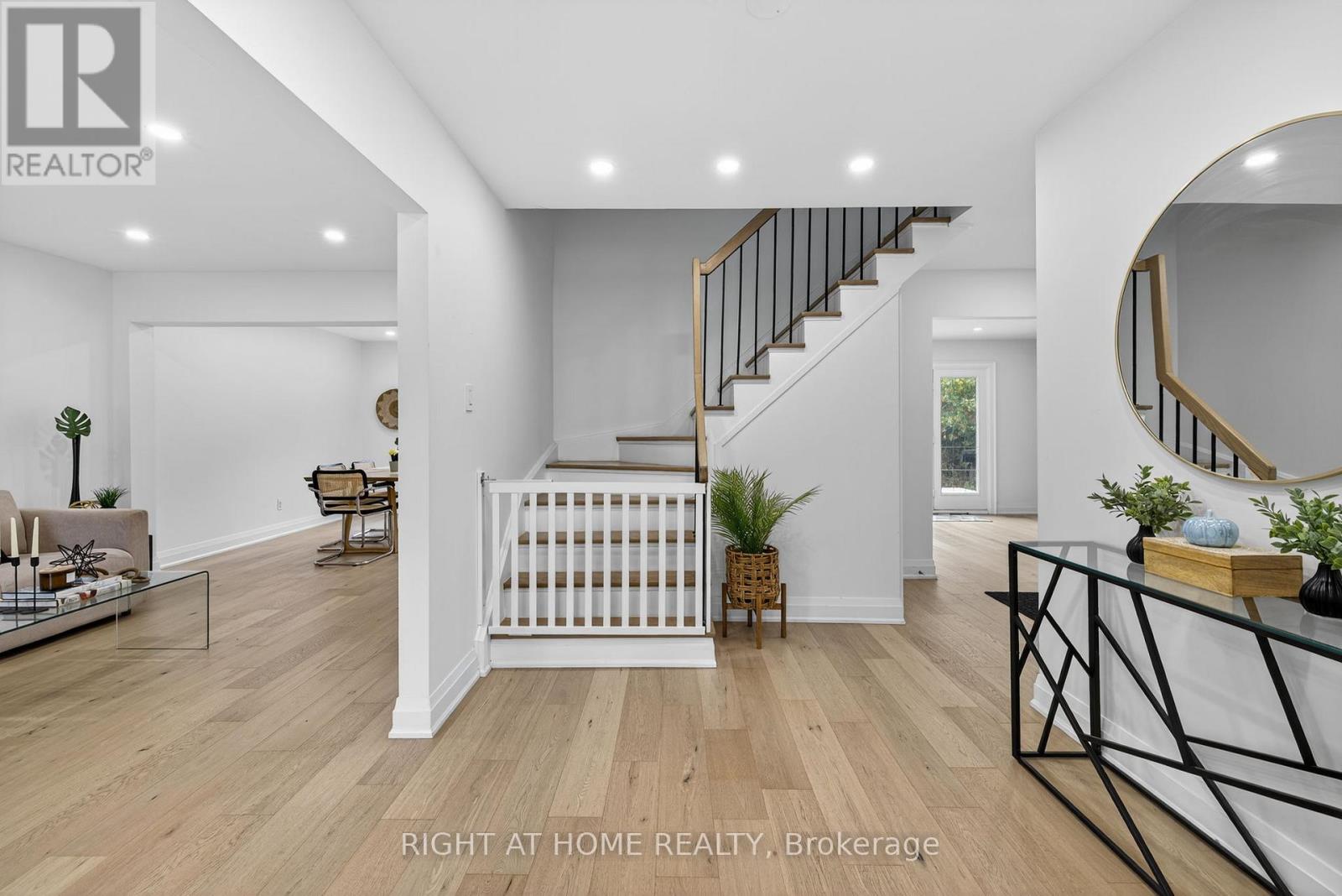 16 Mayvern Crescent, Richmond Hill, Ontario  L4C 5J4 - Photo 4 - N12789278