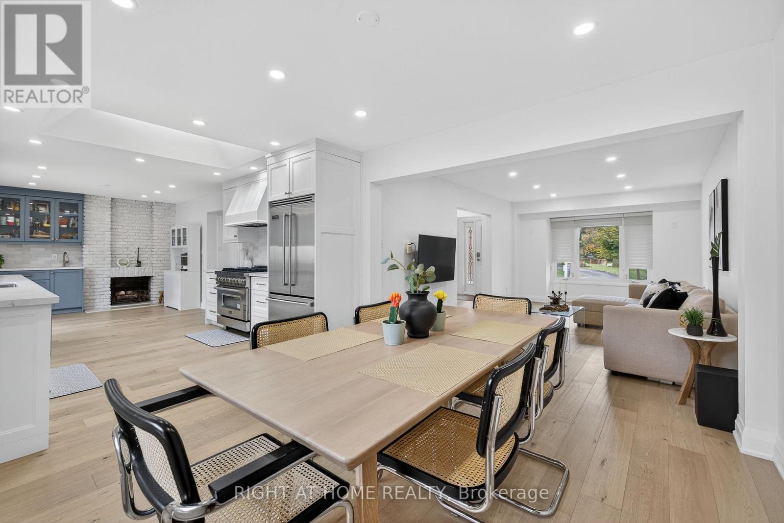 16 Mayvern Crescent, Richmond Hill, Ontario  L4C 5J4 - Photo 8 - N12789278