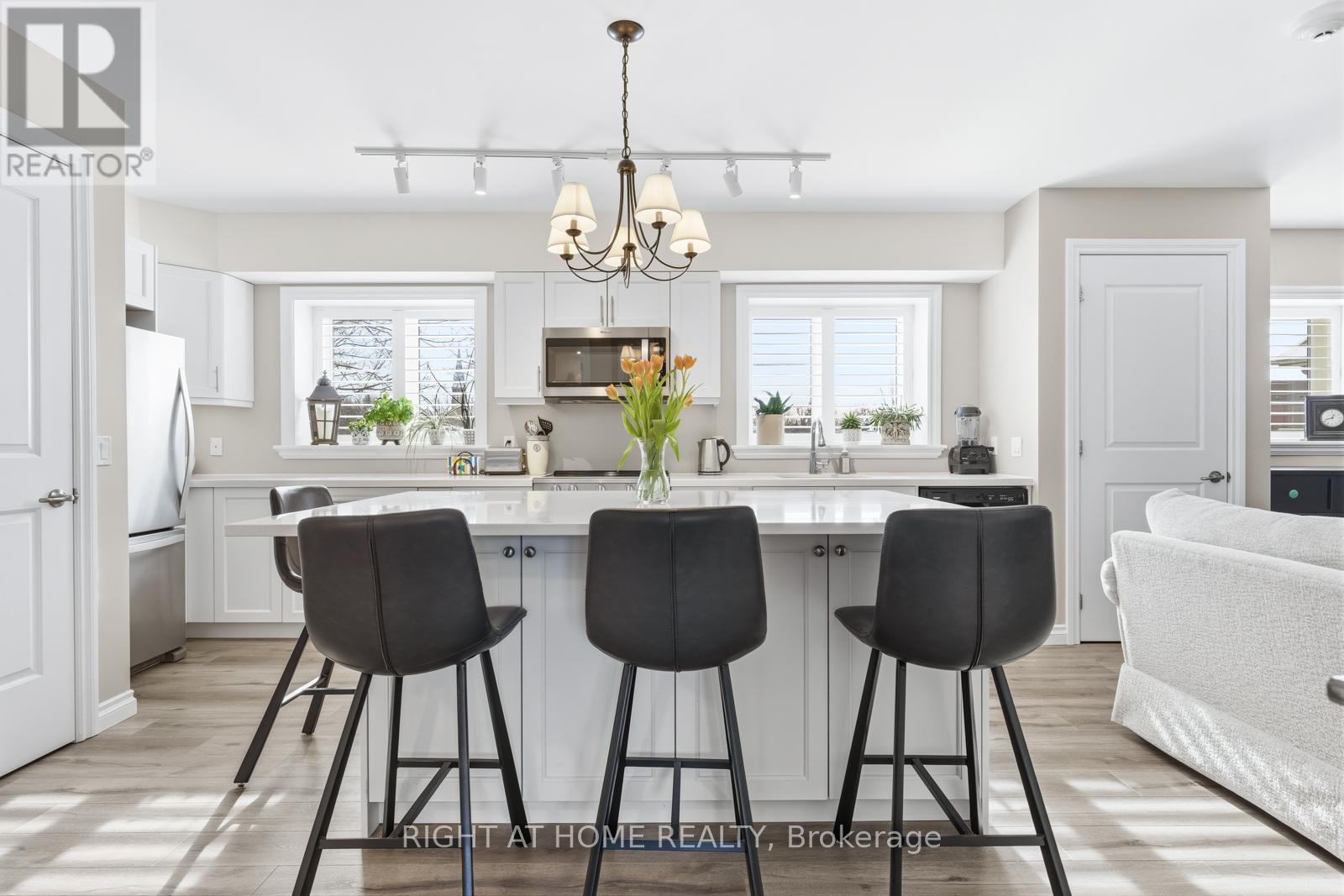 301 - 25 King Street, Kawartha Lakes, Ontario  K9V 1C4 - Photo 7 - X12789304