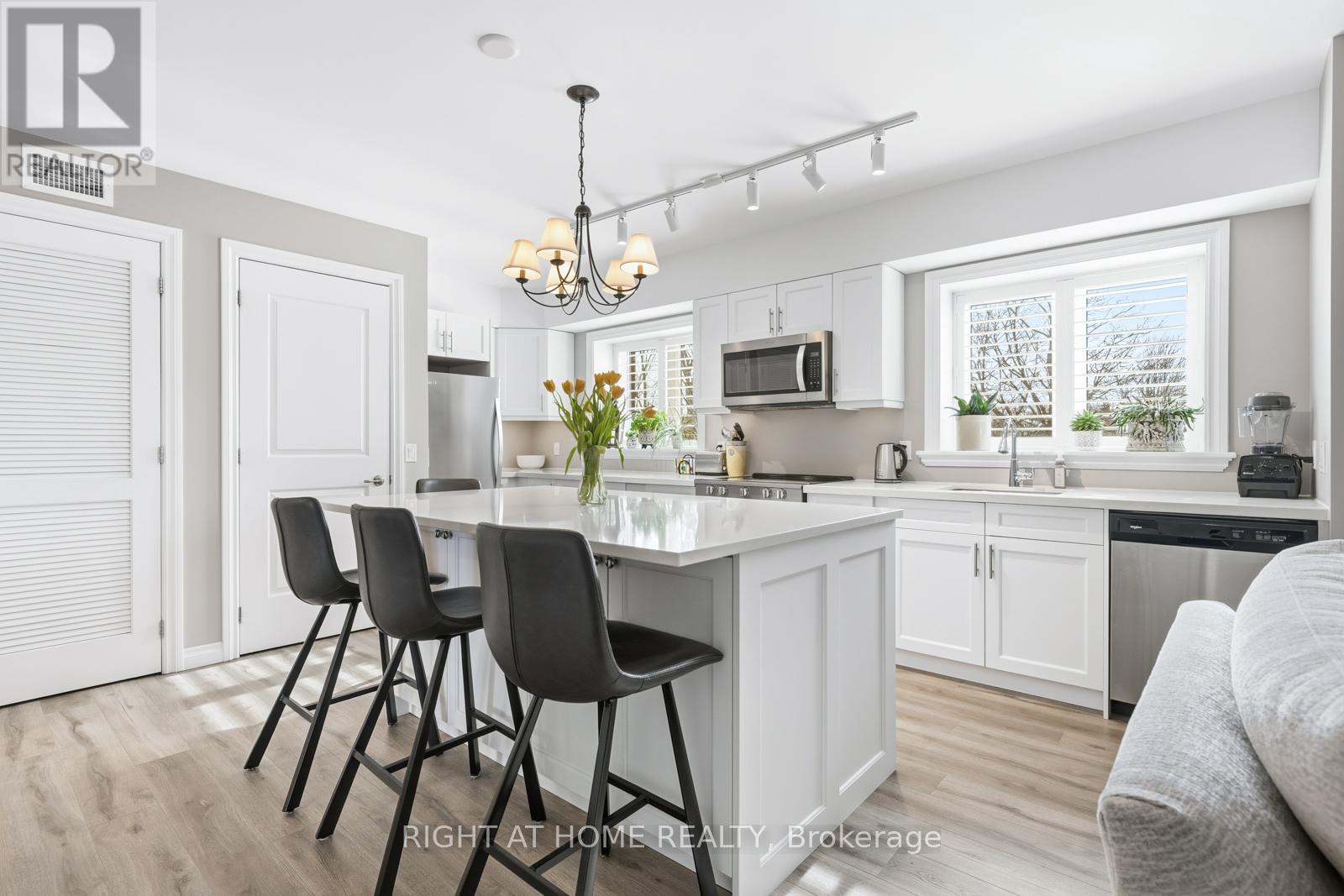 301 - 25 King Street, Kawartha Lakes, Ontario  K9V 1C4 - Photo 8 - X12789304