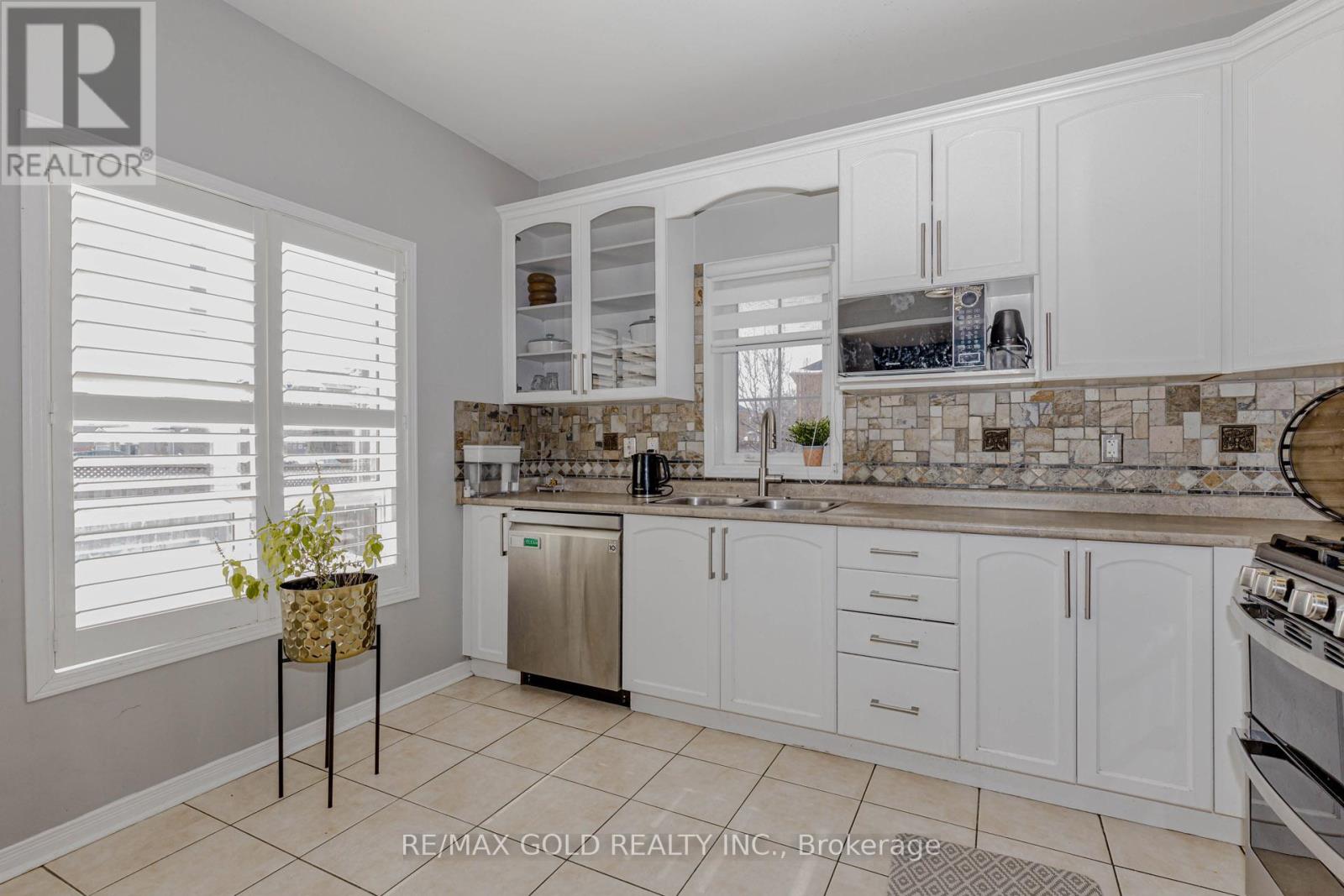 2 Oranmore Crescent, Brampton, Ontario  L6X 0J9 - Photo 12 - W12789160