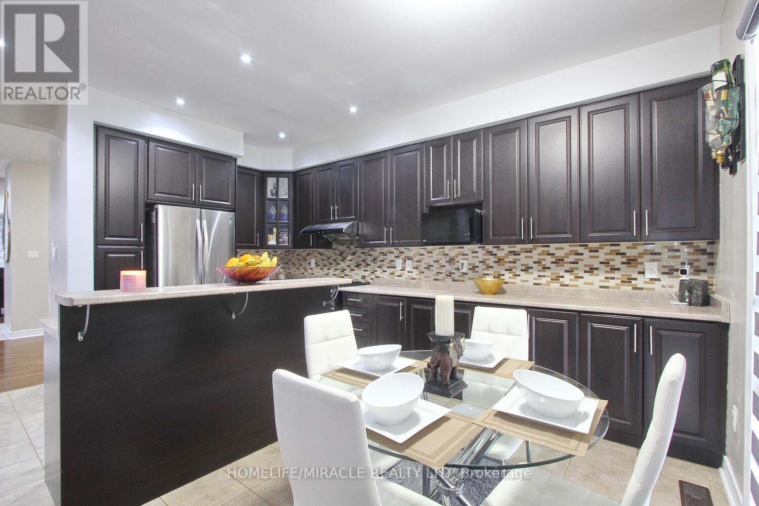 11 Bluffmeadow Street, Brampton, Ontario  L6P 3K3 - Photo 20 - W12789410