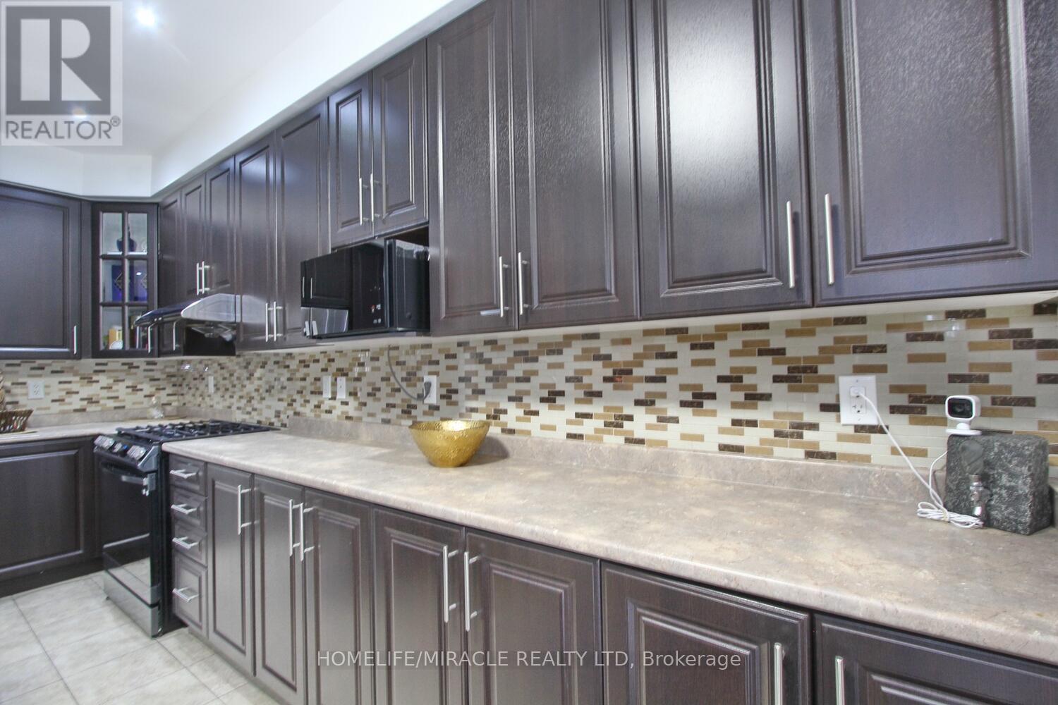 11 Bluffmeadow Street, Brampton, Ontario  L6P 3K3 - Photo 22 - W12789410