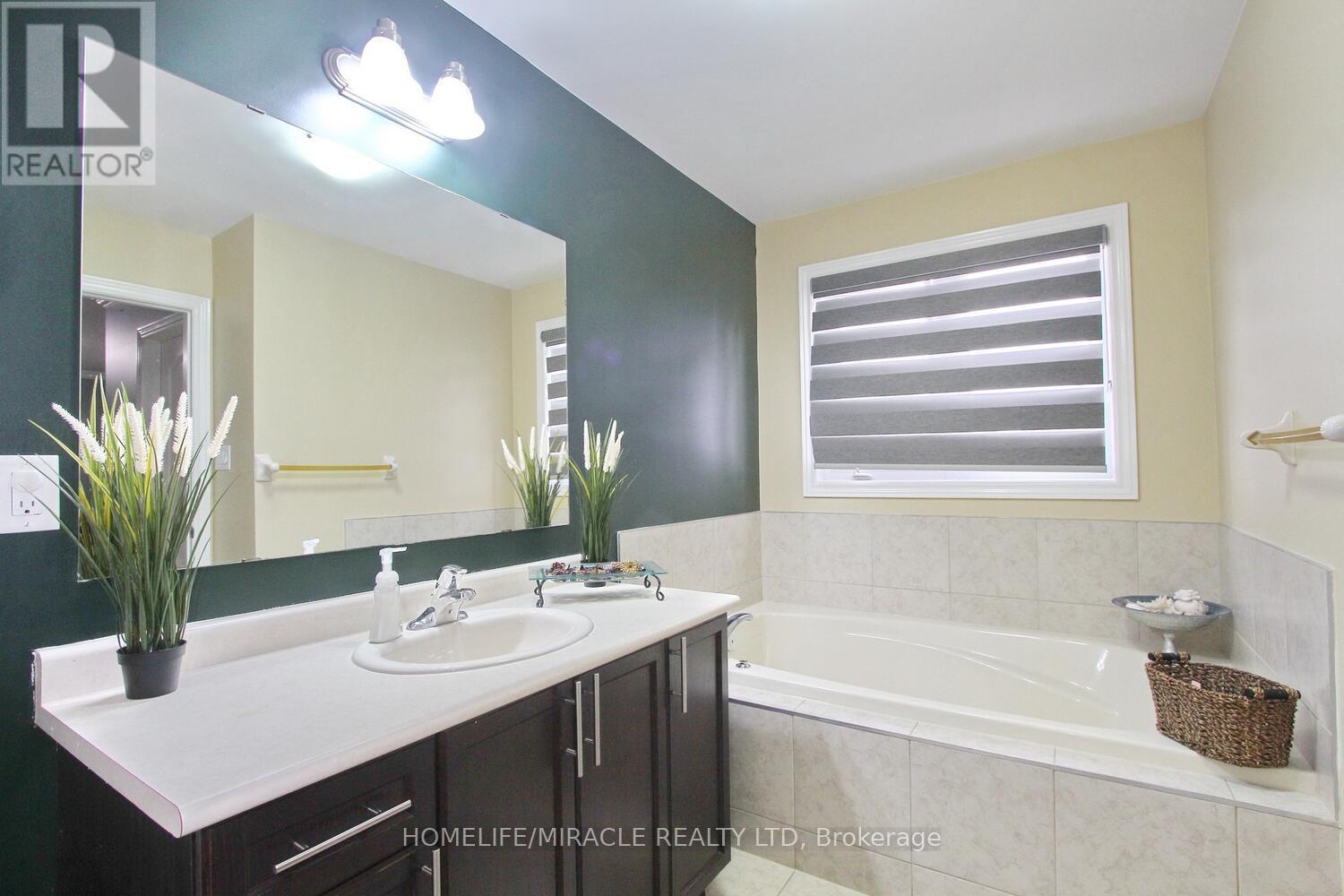 11 Bluffmeadow Street, Brampton, Ontario  L6P 3K3 - Photo 33 - W12789410