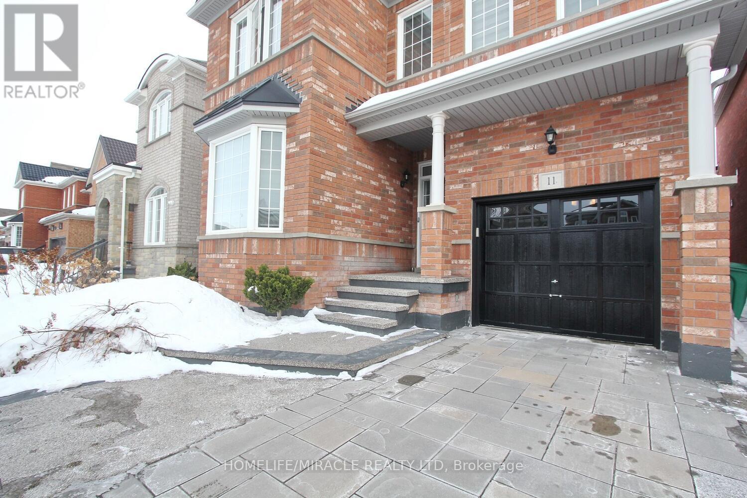 11 Bluffmeadow Street, Brampton, Ontario  L6P 3K3 - Photo 4 - W12789410