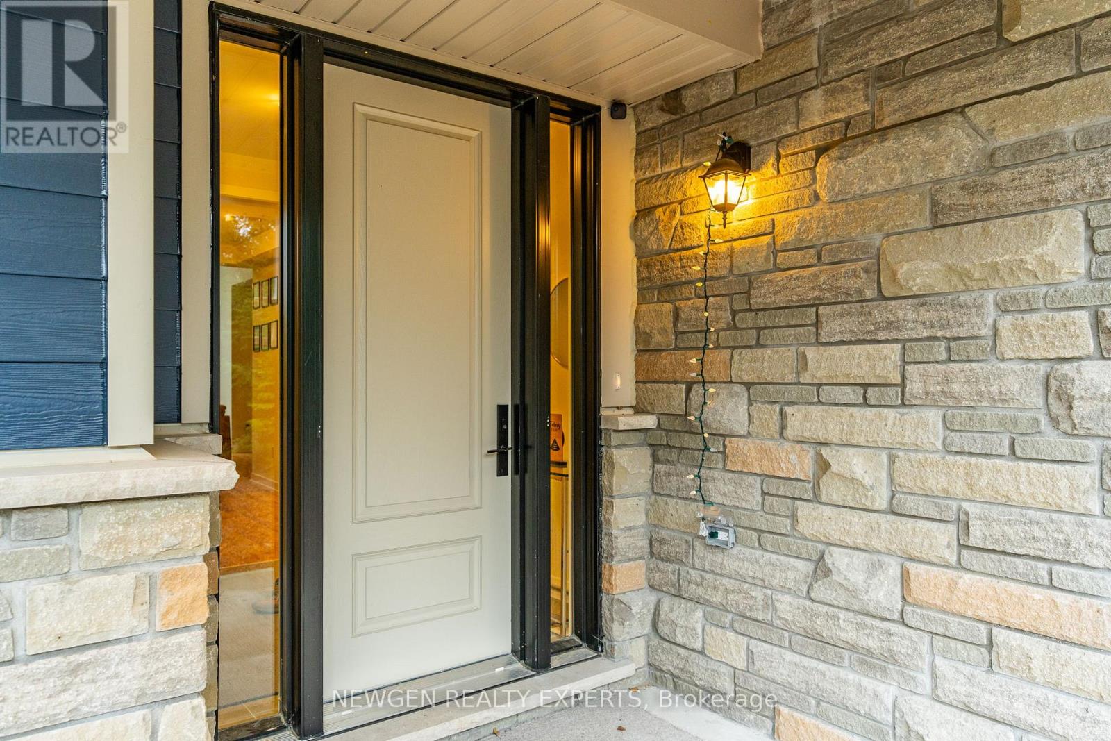 1049 Greensview Drive, Lake Of Bays, Ontario P1H 0K1 - Photo 3 - X12789460