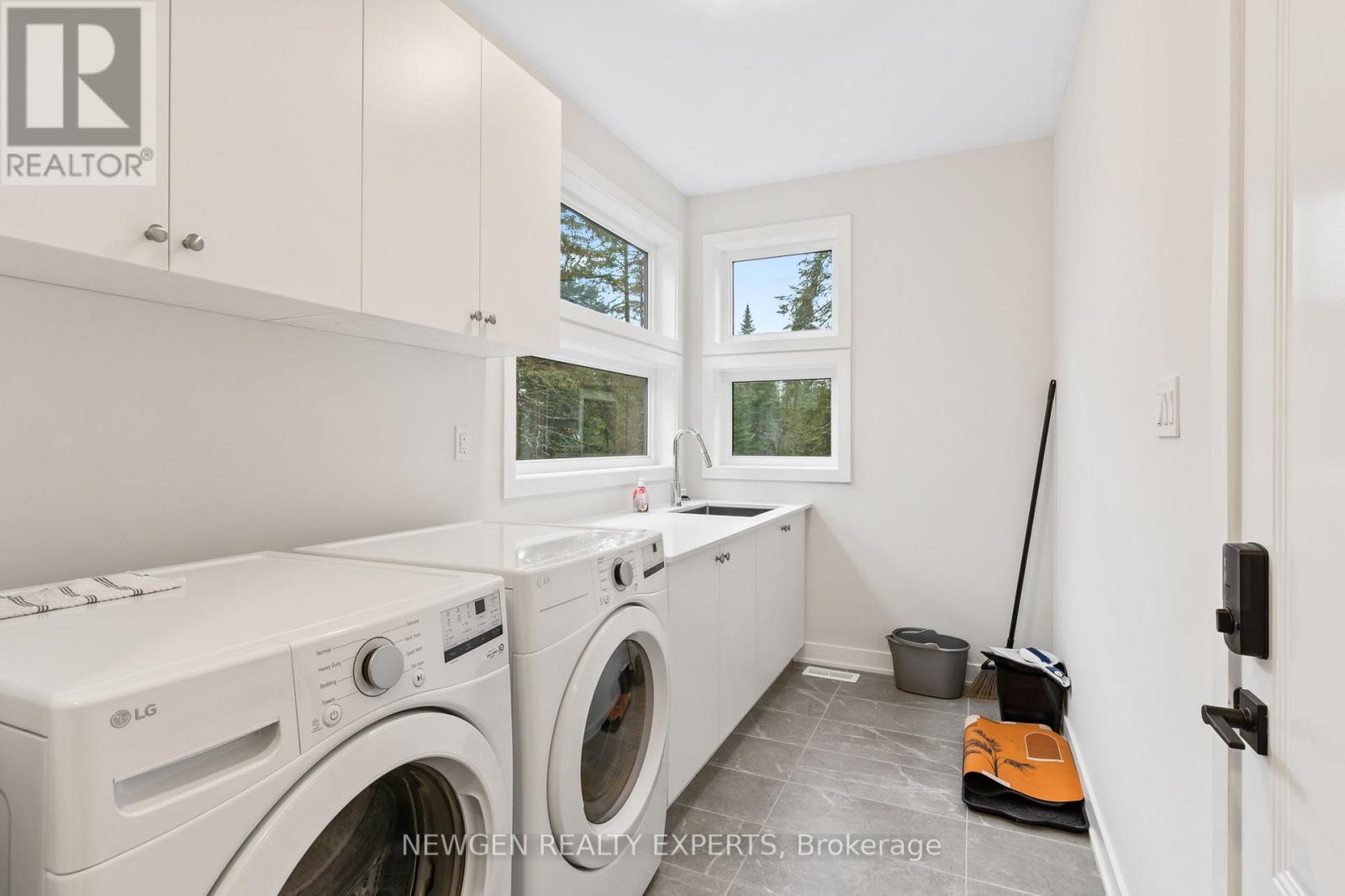 1049 Greensview Drive, Lake Of Bays, Ontario P1H 0K1 - Photo 7 - X12789460