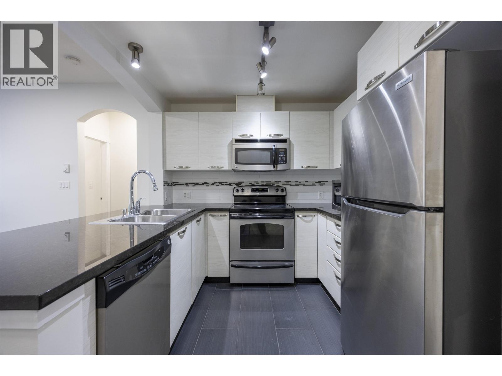 311 7428 Byrnepark Walk, Burnaby, British Columbia  V3N 0B4 - Photo 5 - R3089489