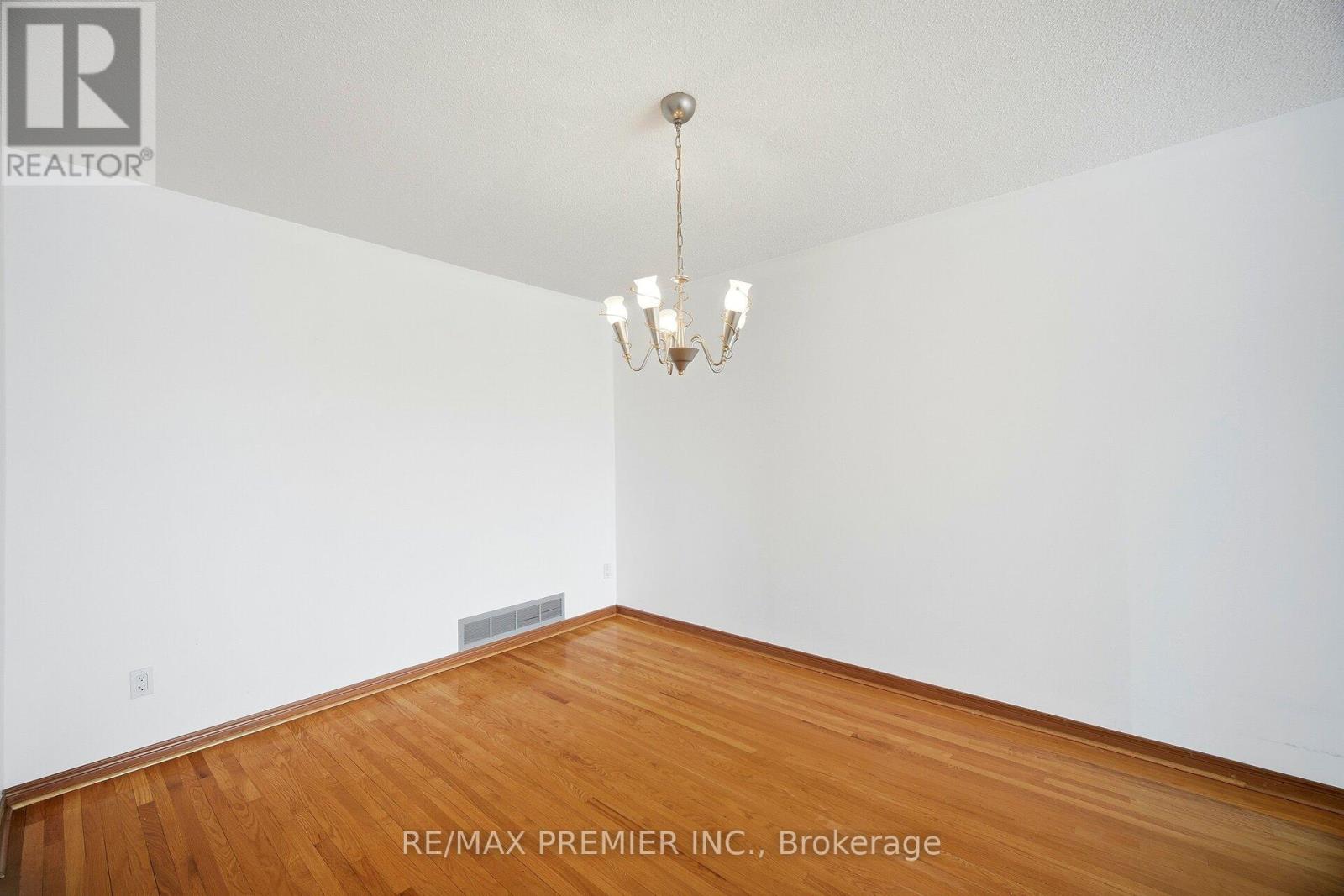 10 Sharpecroft Boulevard, Toronto, Ontario  M3J 3G1 - Photo 8 - W12788168