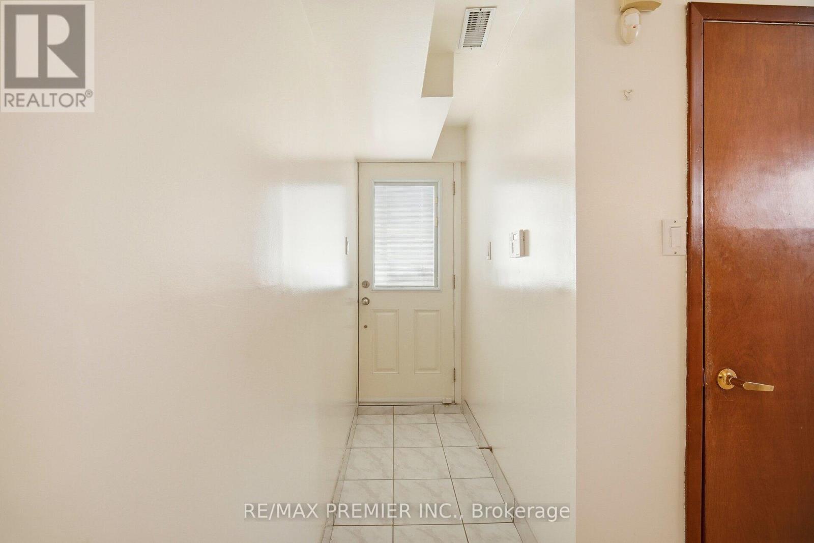 10 Sharpecroft Boulevard, Toronto, Ontario  M3J 3G1 - Photo 28 - W12788168
