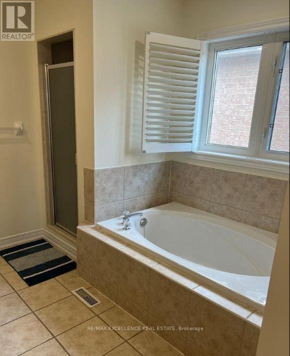 311 Oaktree Circle E, Mississauga, Ontario  L5W 1V4 - Photo 7 - W12789672