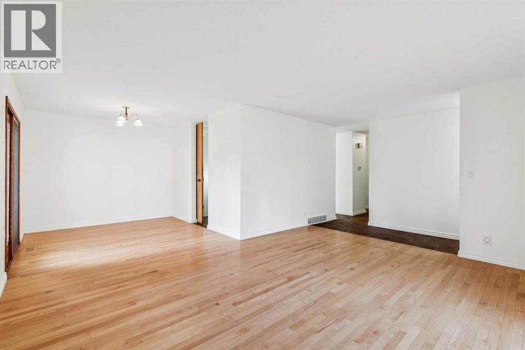 6407 Law Drive Sw, Calgary, Alberta  T3E 6A3 - Photo 5 - A2286432