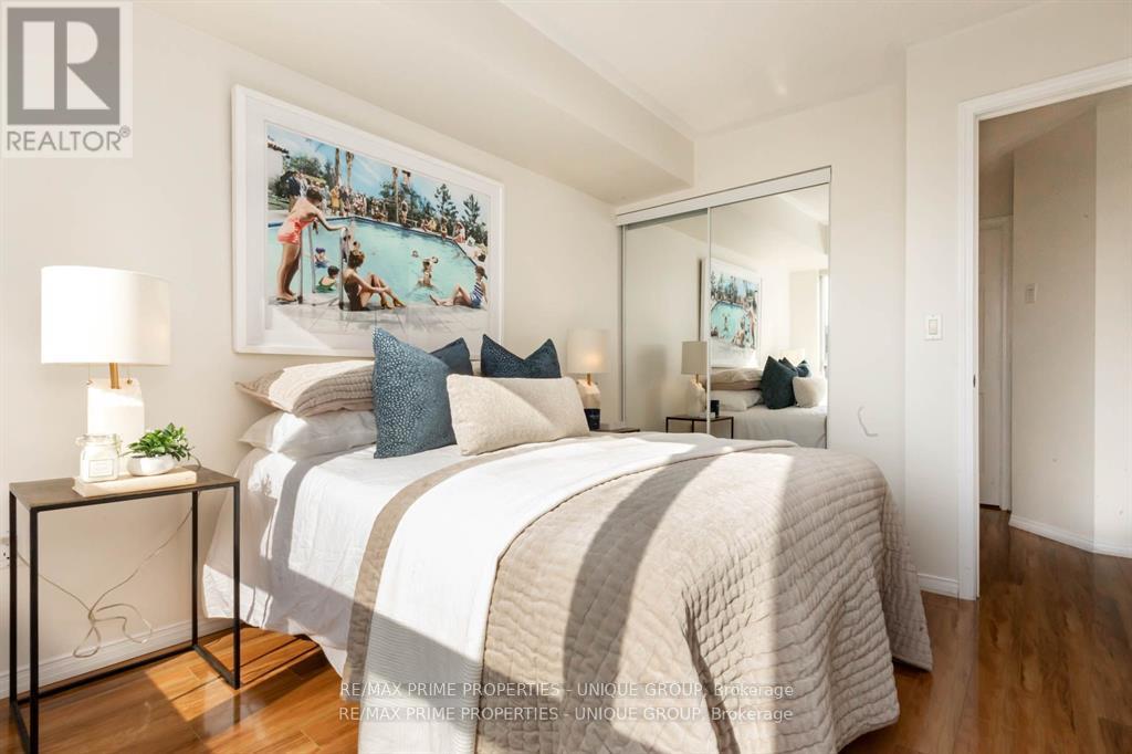 1902 - 909 Bay Street, Toronto, Ontario  M5S 3G2 - Photo 11 - C12789736