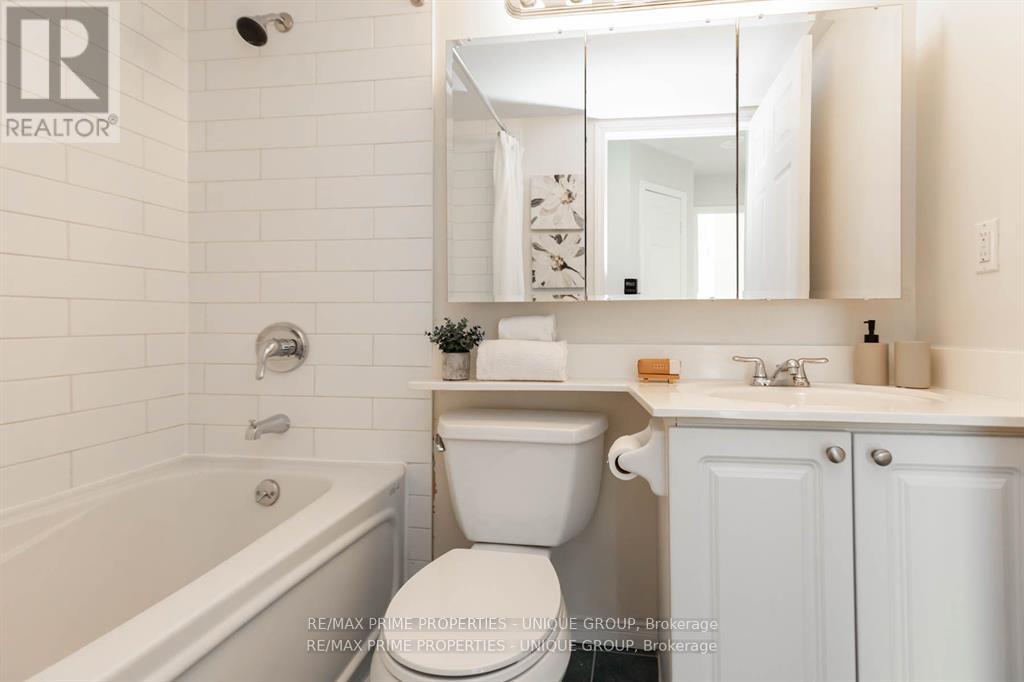 1902 - 909 Bay Street, Toronto, Ontario  M5S 3G2 - Photo 12 - C12789736