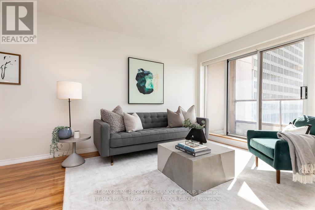 1902 - 909 Bay Street, Toronto, Ontario  M5S 3G2 - Photo 2 - C12789736