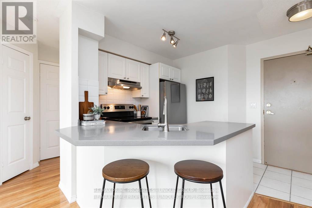 1902 - 909 Bay Street, Toronto, Ontario  M5S 3G2 - Photo 6 - C12789736