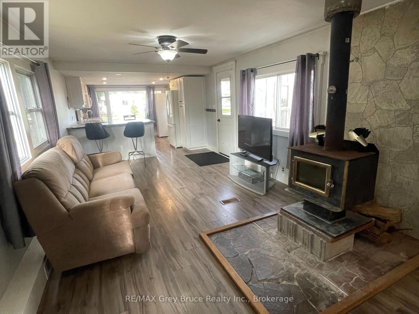 102 Grace St, Georgian Bluffs, Ontario N0H 2N0 - Photo 12 - X12789752