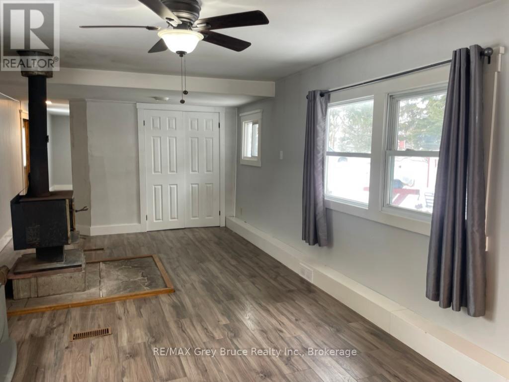 102 Grace St, Georgian Bluffs, Ontario N0H 2N0 - Photo 13 - X12789752