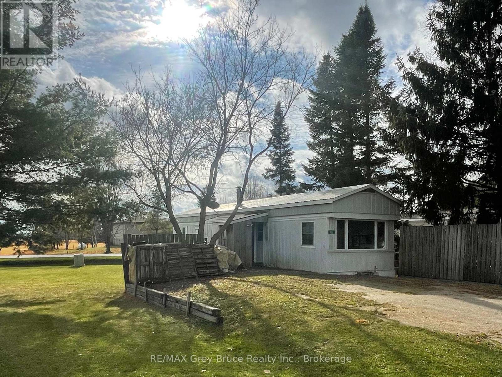 102 Grace St, Georgian Bluffs, Ontario N0H 2N0 - Photo 16 - X12789752