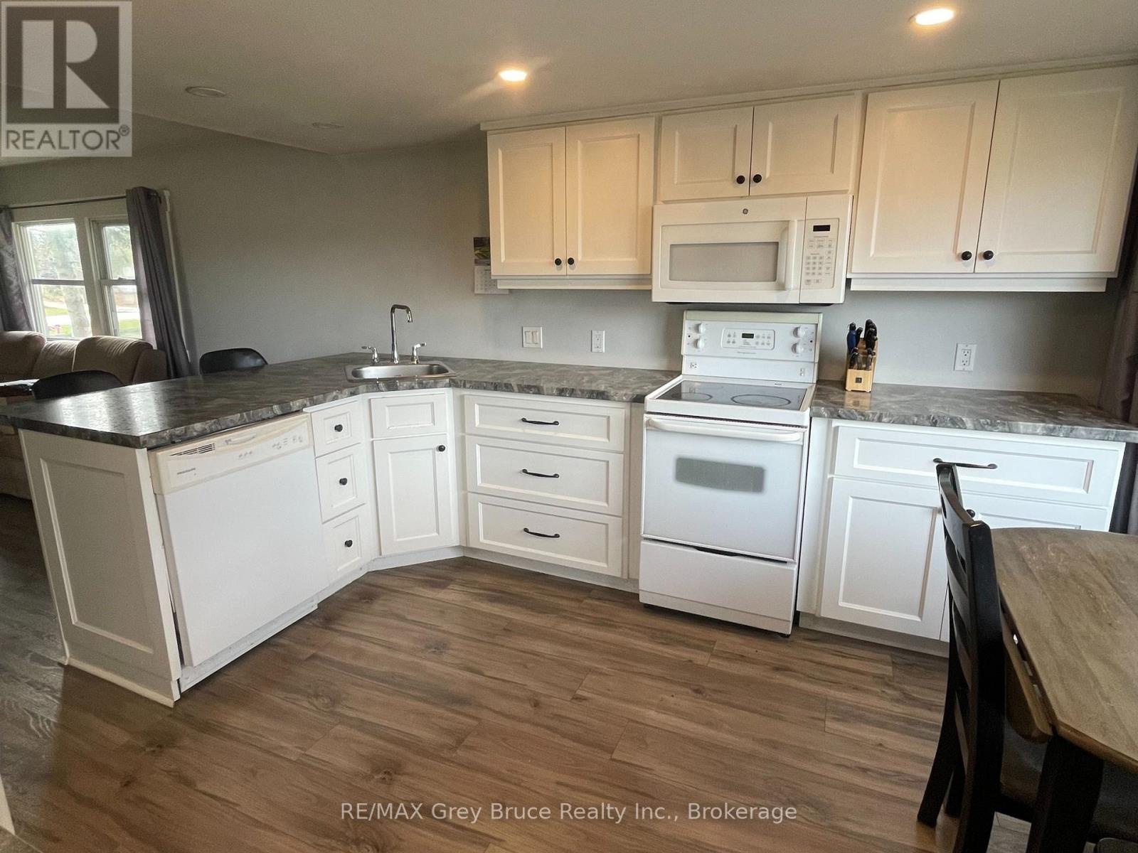 102 Grace St, Georgian Bluffs, Ontario N0H 2N0 - Photo 4 - X12789752