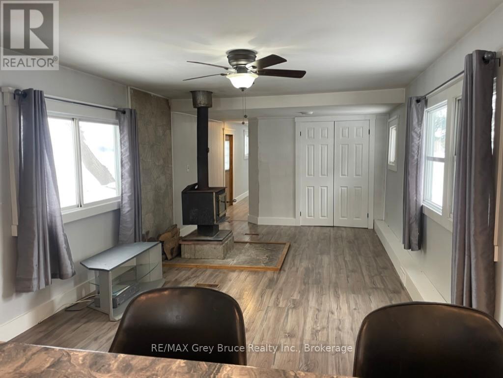 102 Grace St, Georgian Bluffs, Ontario N0H 2N0 - Photo 7 - X12789752