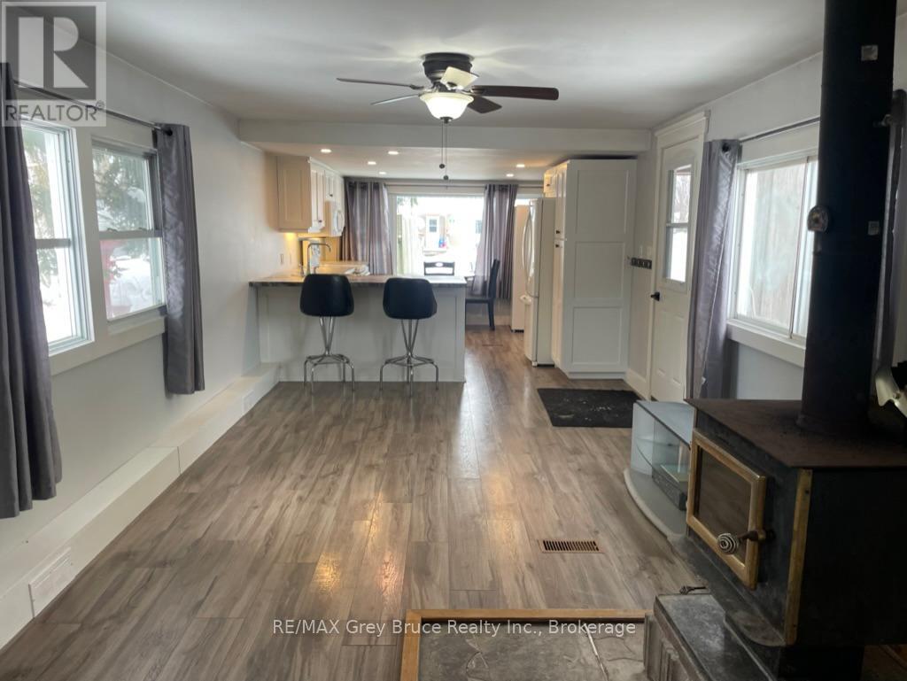 102 Grace St, Georgian Bluffs, Ontario N0H 2N0 - Photo 8 - X12789752