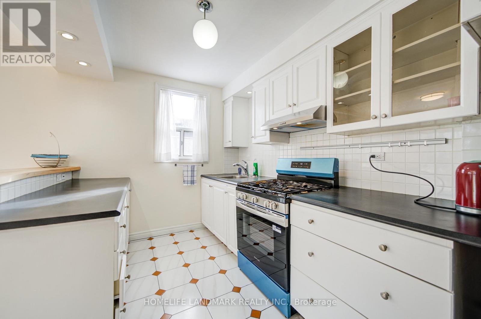 880 Shaw Street, Toronto, Ontario  M6G 3M2 - Photo 13 - W12789756