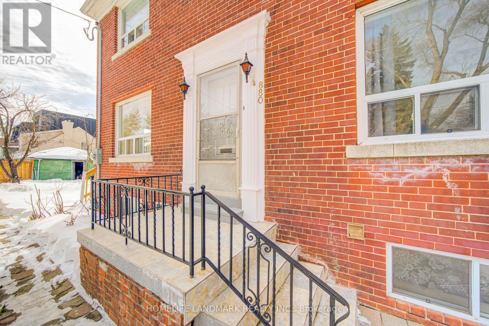 880 Shaw Street, Toronto, Ontario  M6G 3M2 - Photo 2 - W12789756