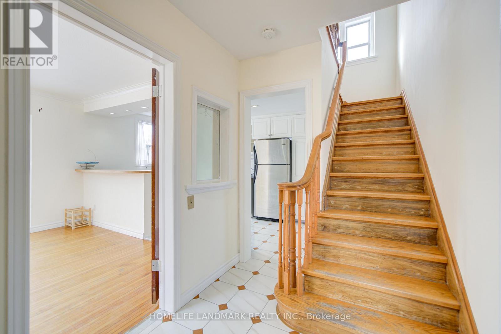 880 Shaw Street, Toronto, Ontario  M6G 3M2 - Photo 4 - W12789756