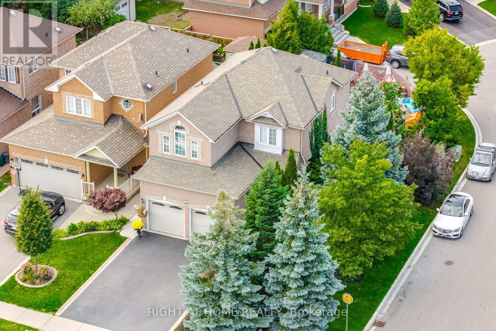 2 Melrose Gardens, Brampton, Ontario  L7A 1J7 - Photo 3 - W12789770