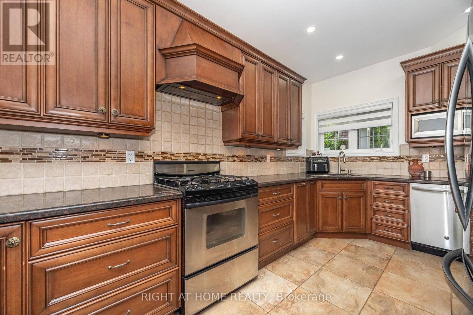 2 Melrose Gardens, Brampton, Ontario  L7A 1J7 - Photo 9 - W12789770