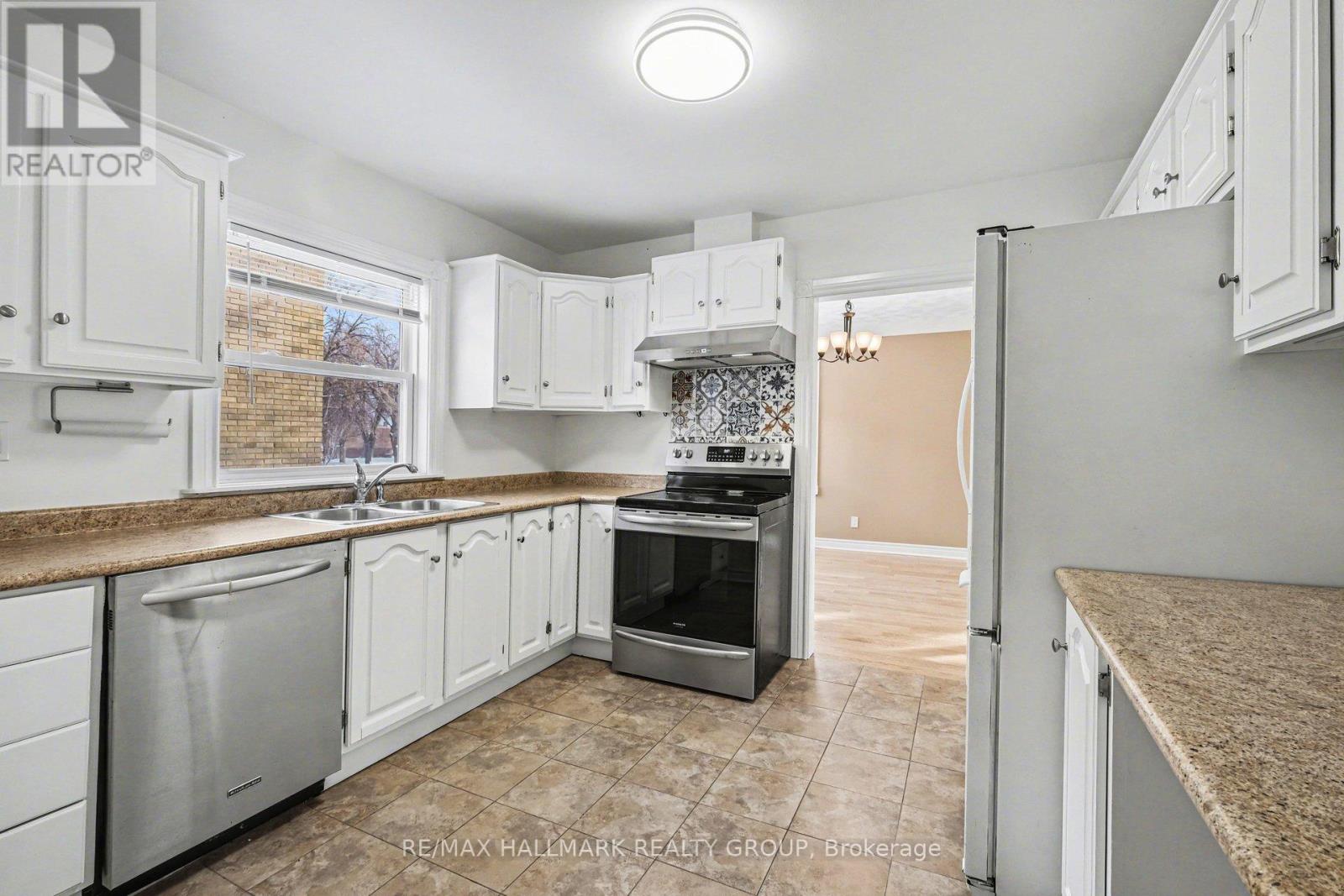 1530 Weyburn Street, Ottawa, Ontario  K1G 0Y5 - Photo 3 - X12789820