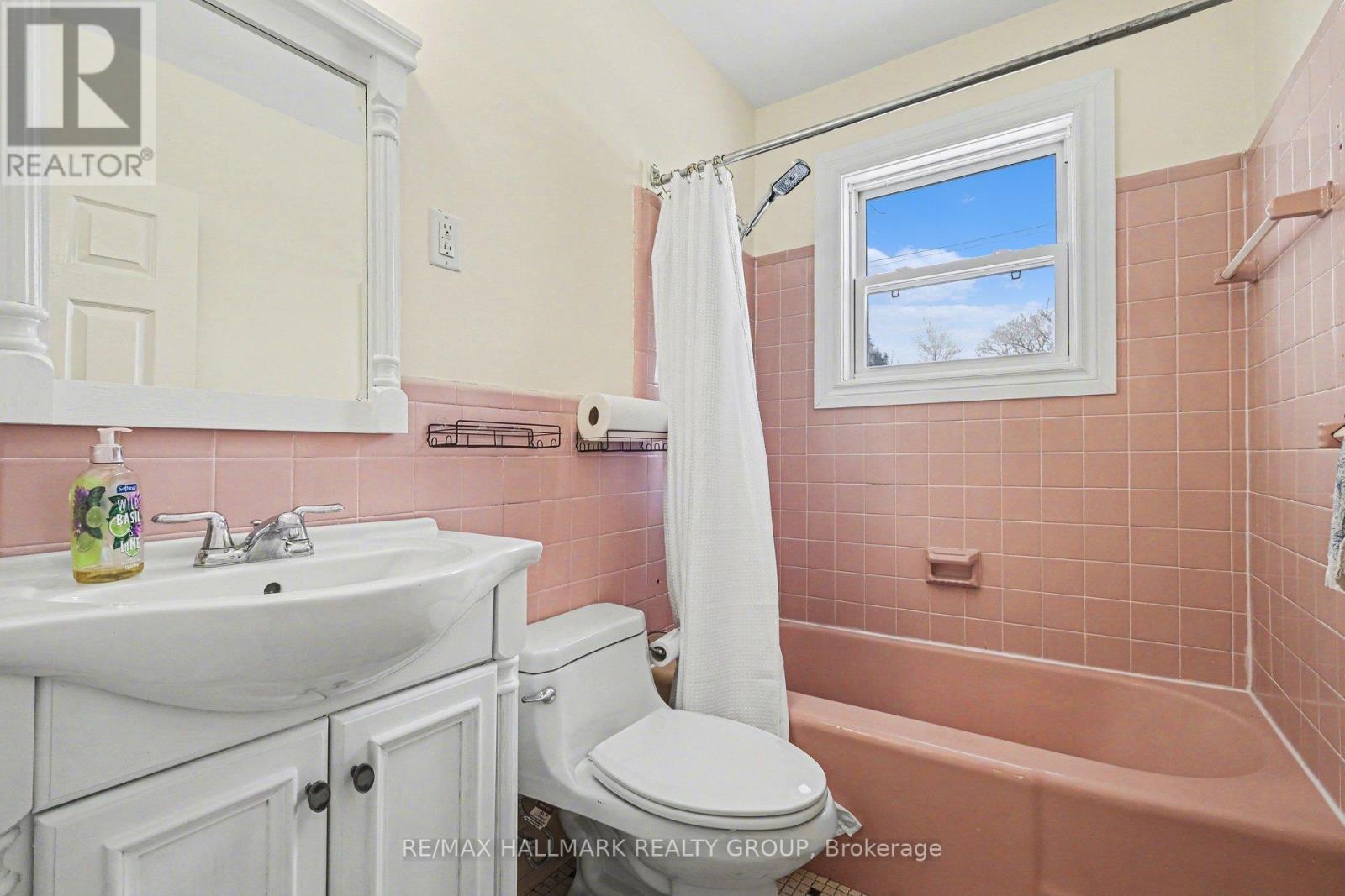 1530 Weyburn Street, Ottawa, Ontario  K1G 0Y5 - Photo 4 - X12789820