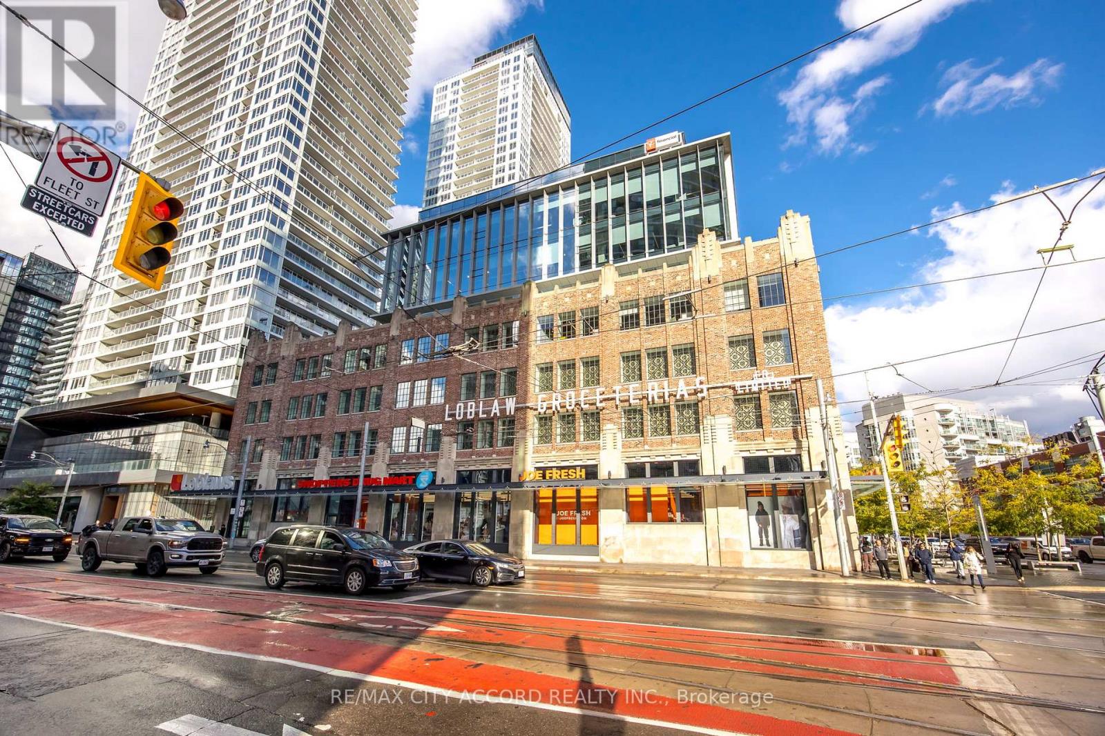 2015 - 17 Bathurst Street, Toronto, Ontario  M5V 0N1 - Photo 3 - C12789822