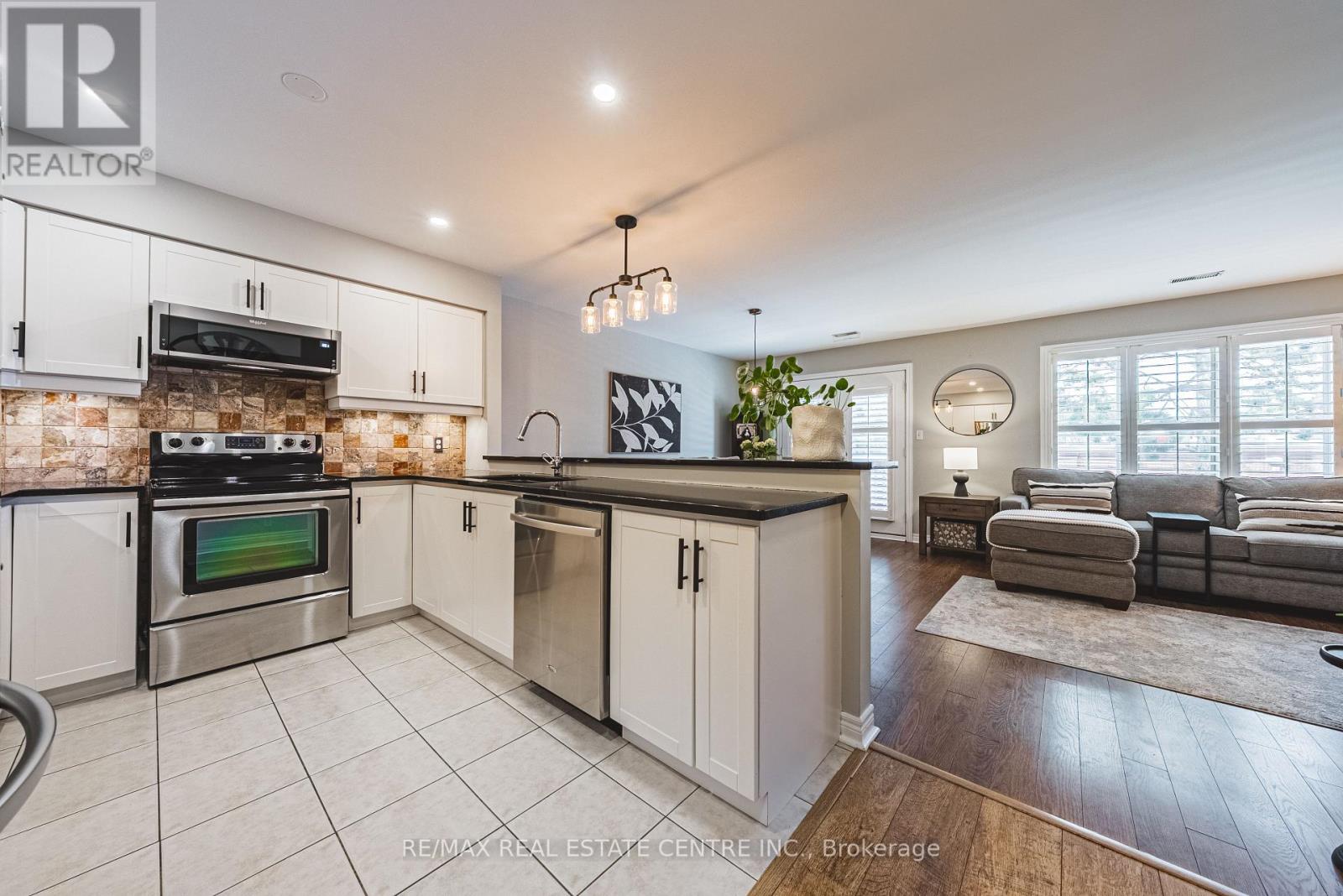 18 - 705 Cumberland Avenue, Burlington, Ontario  L7N 3W4 - Photo 5 - W12789794