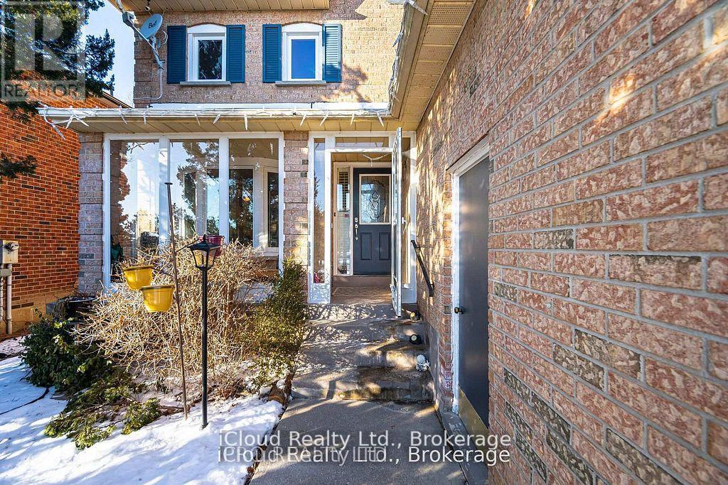 1615 Sir Monty's Drive, Mississauga, Ontario  L5N 4R1 - Photo 2 - W12789798